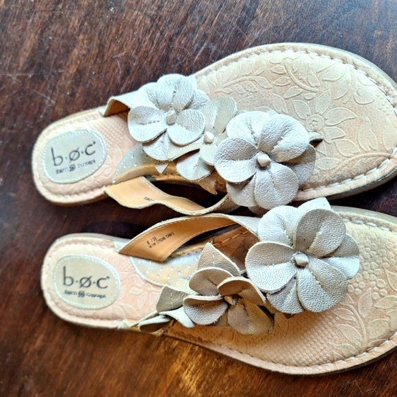 B.O.C. Tan Sandals with Floral Appliqué Size 8 - Picture 2 of 4